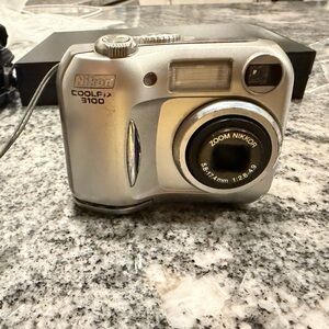 Nikon Coolpix 3100 Silver Camera Set